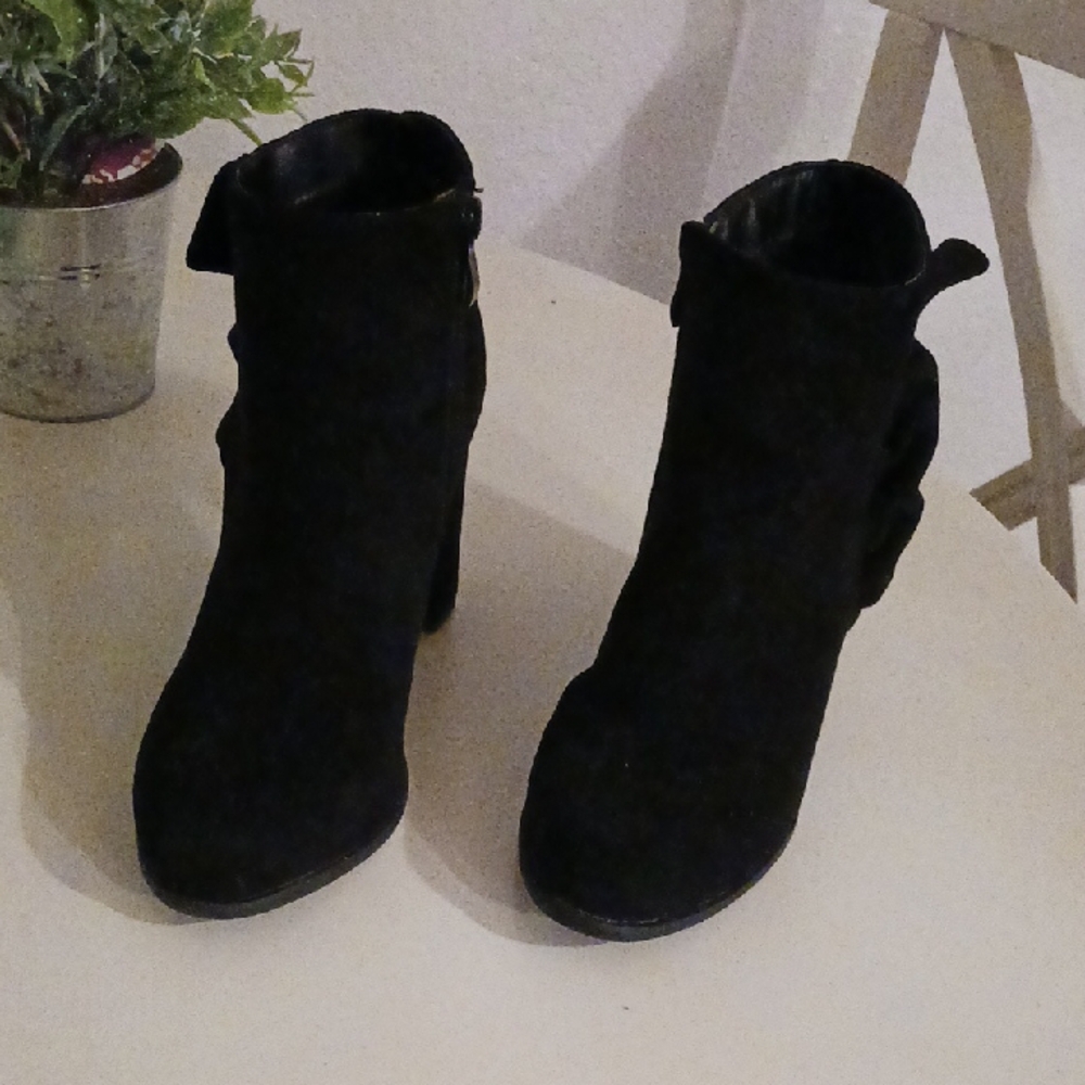 Chic Black Ankle Boots  with Suede Texture and Slouchy Fit